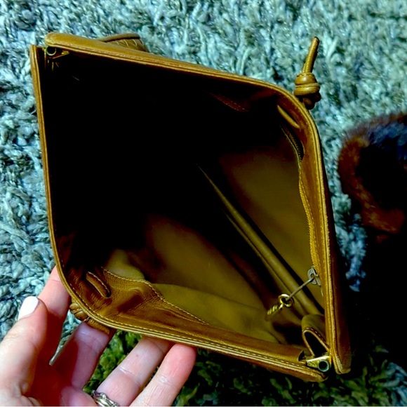 Bundle 4 w/ 😇 symbol for 20% promo Vintage Leather woven clutch  10’x7’in - Picture 2 of 3